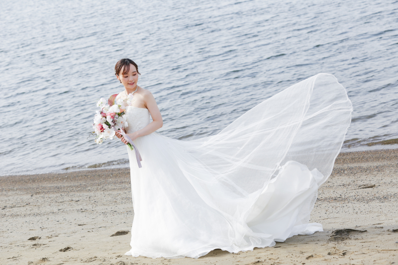 風になびくドレスが素敵です^ ^