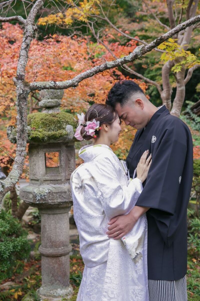 紅葉の前でおでこコツン！