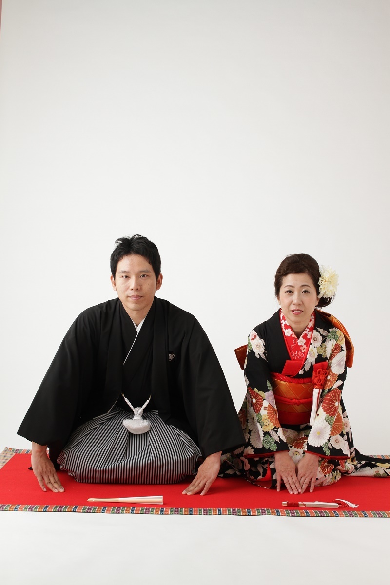 三つ指添えて・・・