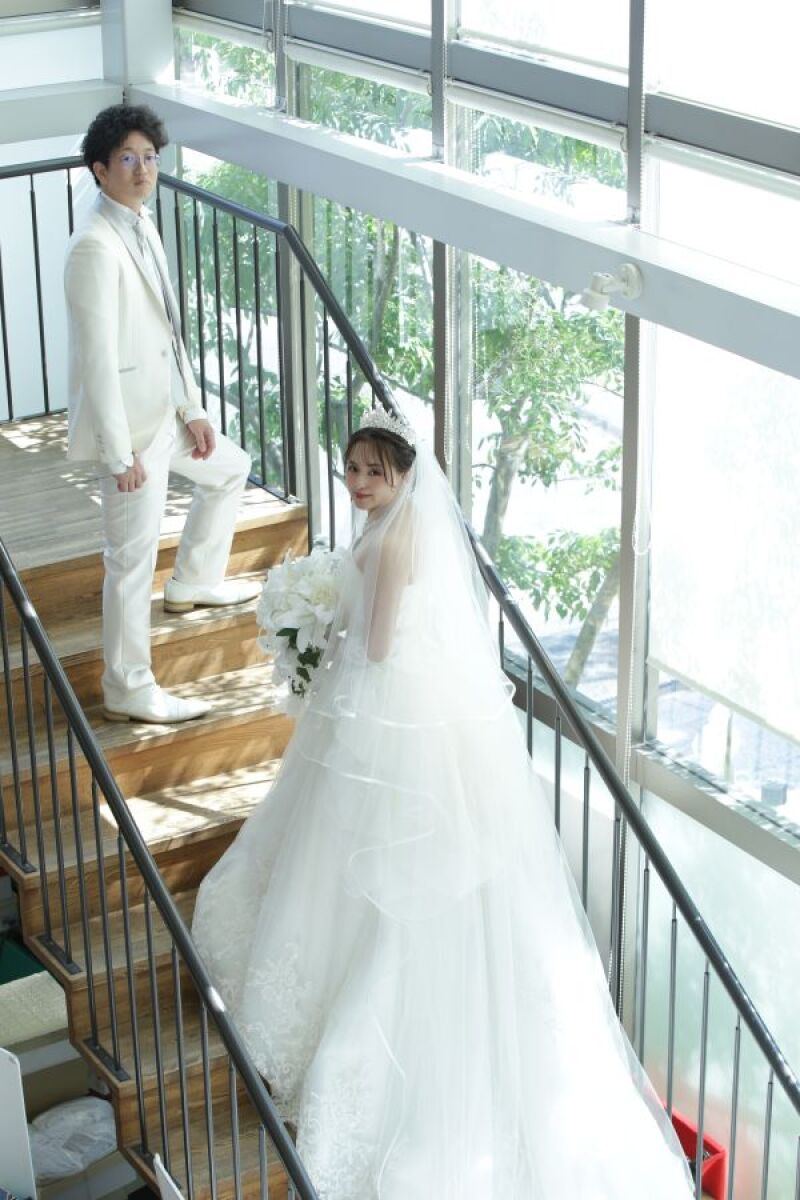 階段でドレスのトレーンを引き立たせて♪