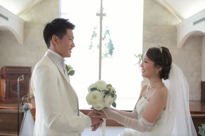 自然光が入るチャペルで