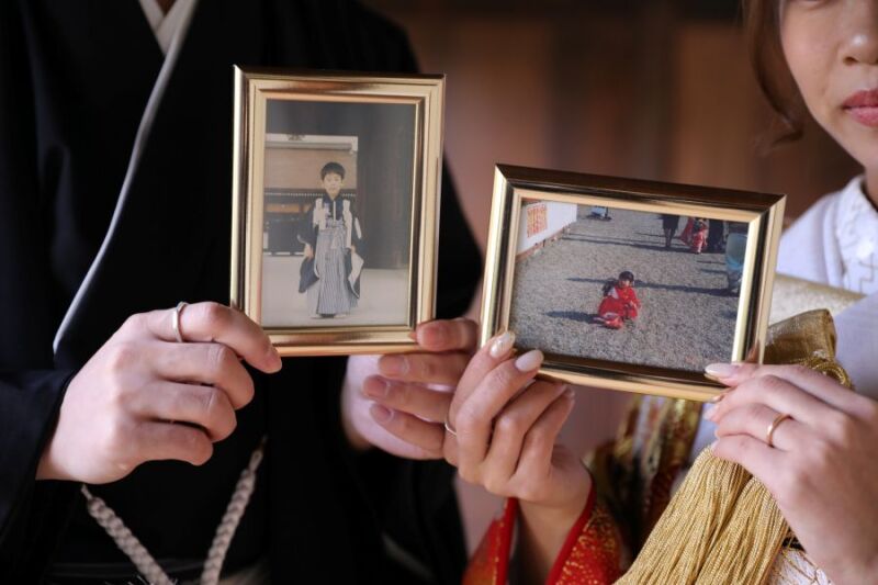 幼いころの写真を手にもって