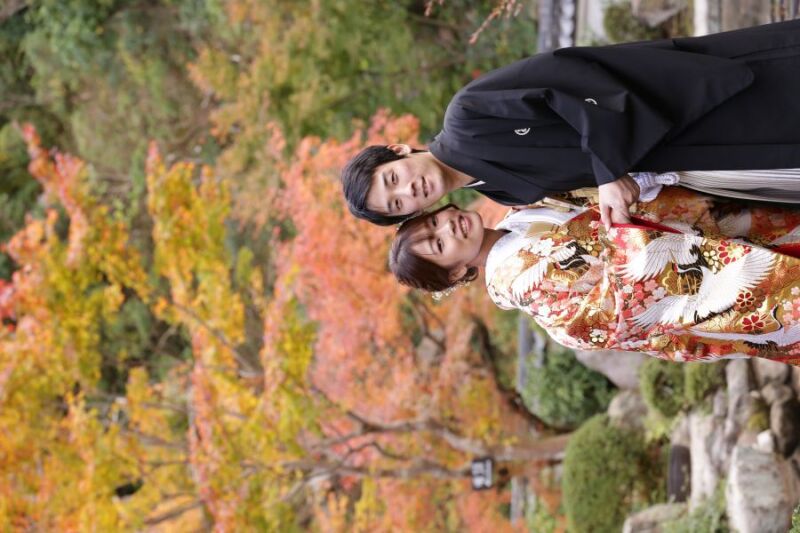 紅葉をバックに