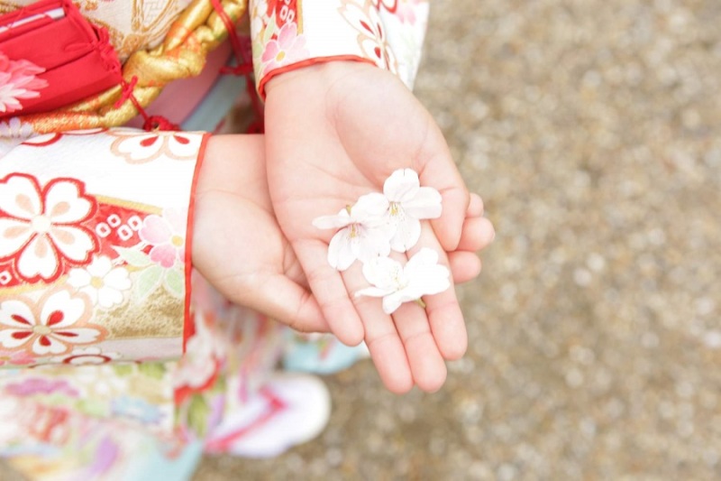 小さな手の中に