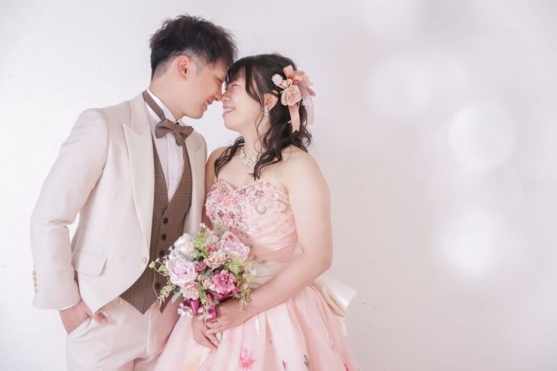 まずはカラードレスで