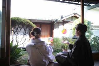 レトロな建物と青空の下で