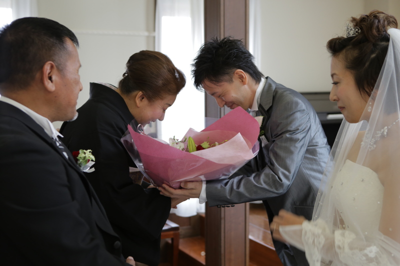 ご両親様へ花束のご贈呈