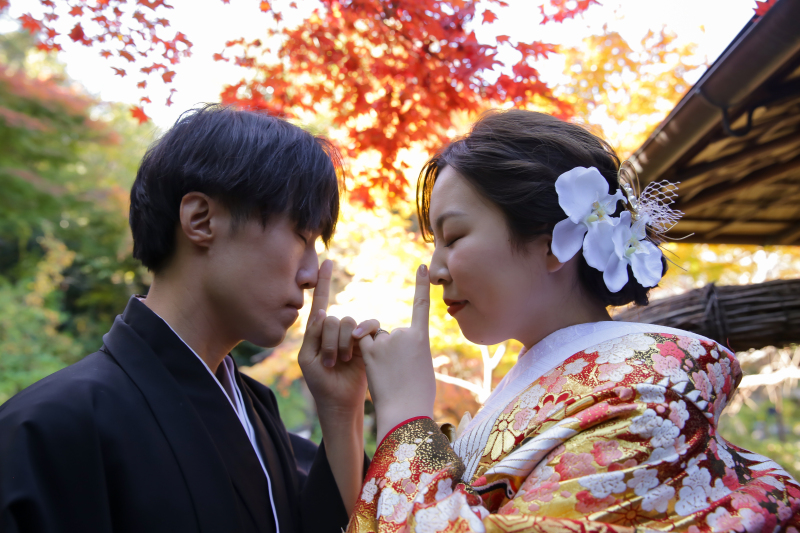 紅葉を背景に