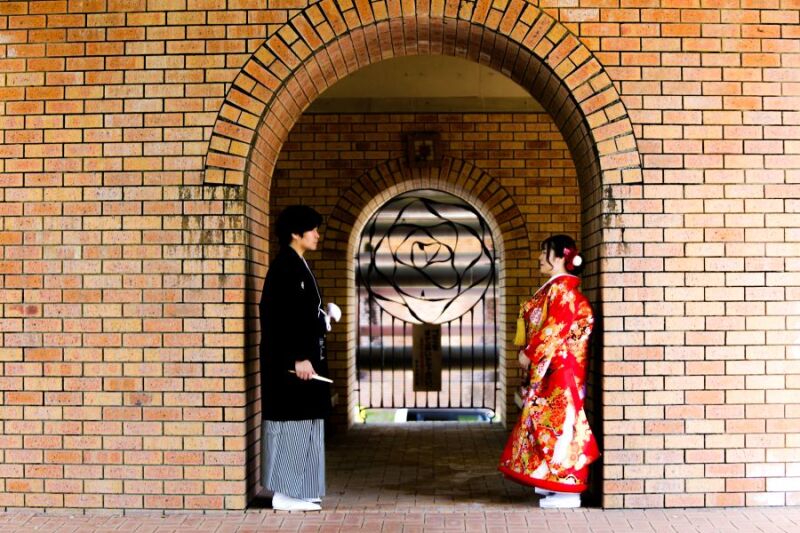 レンガウォール前で