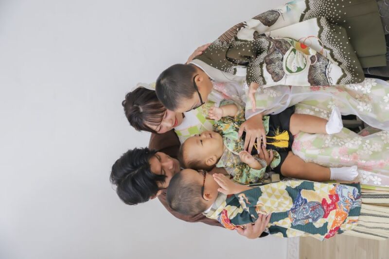 家族見つめ合って