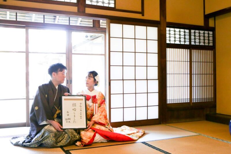 お座敷で正座ショット