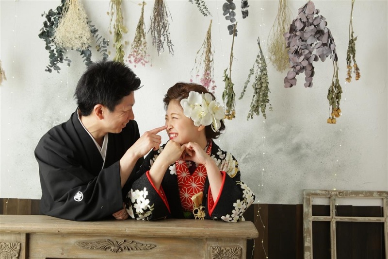 ドライフラワーの前で