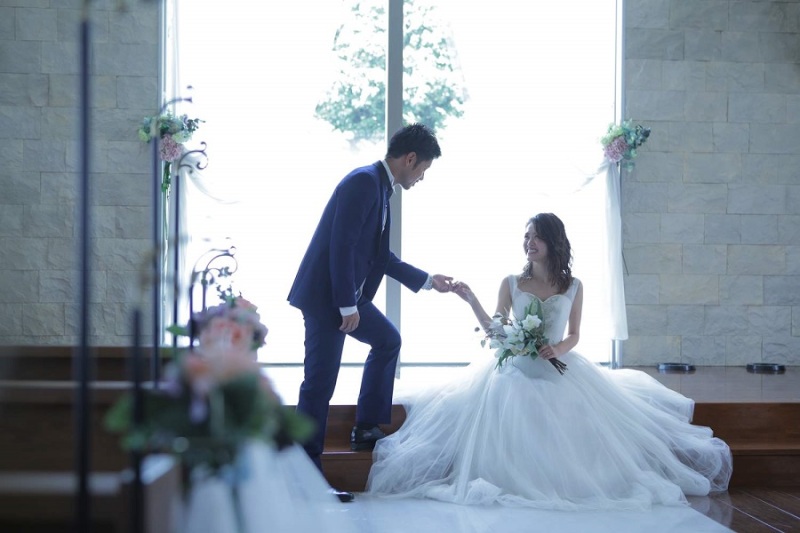 手を取り合って