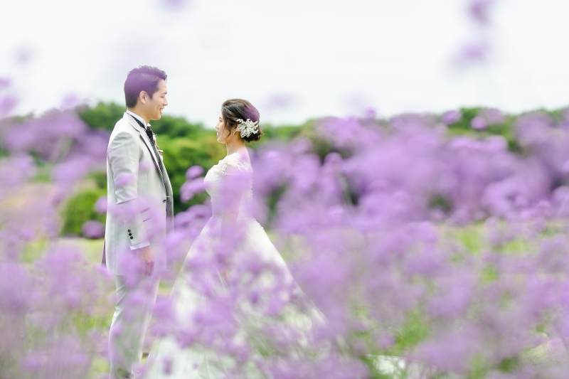 お花越しのお二人