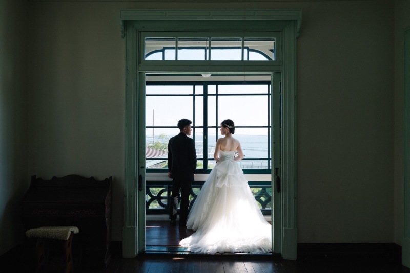 海をバックに♡