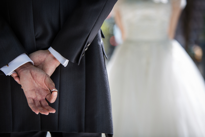 ご新郎様の手には...