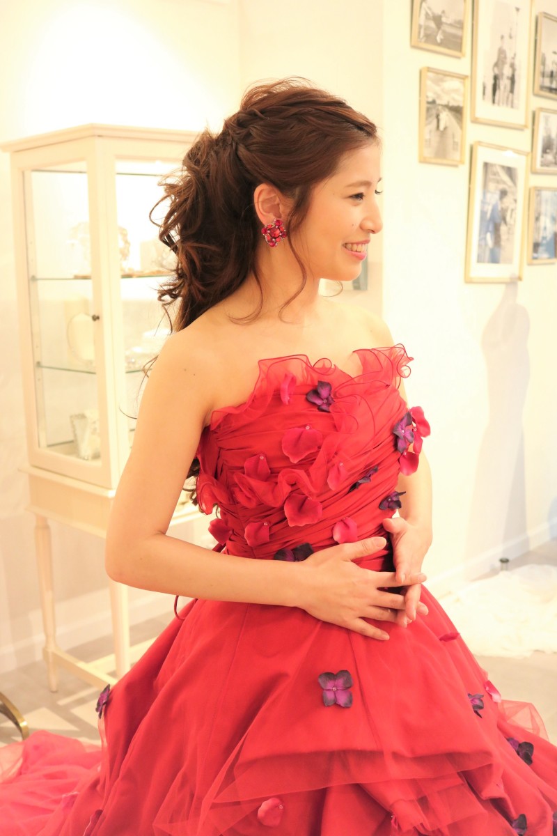 お似合いの赤いドレスで