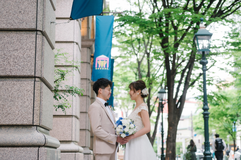 ウェディングドレス×ベージュタキシード