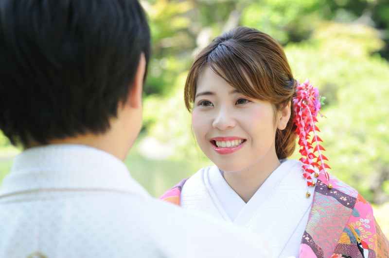 いつもと違う雰囲気に照れ笑い