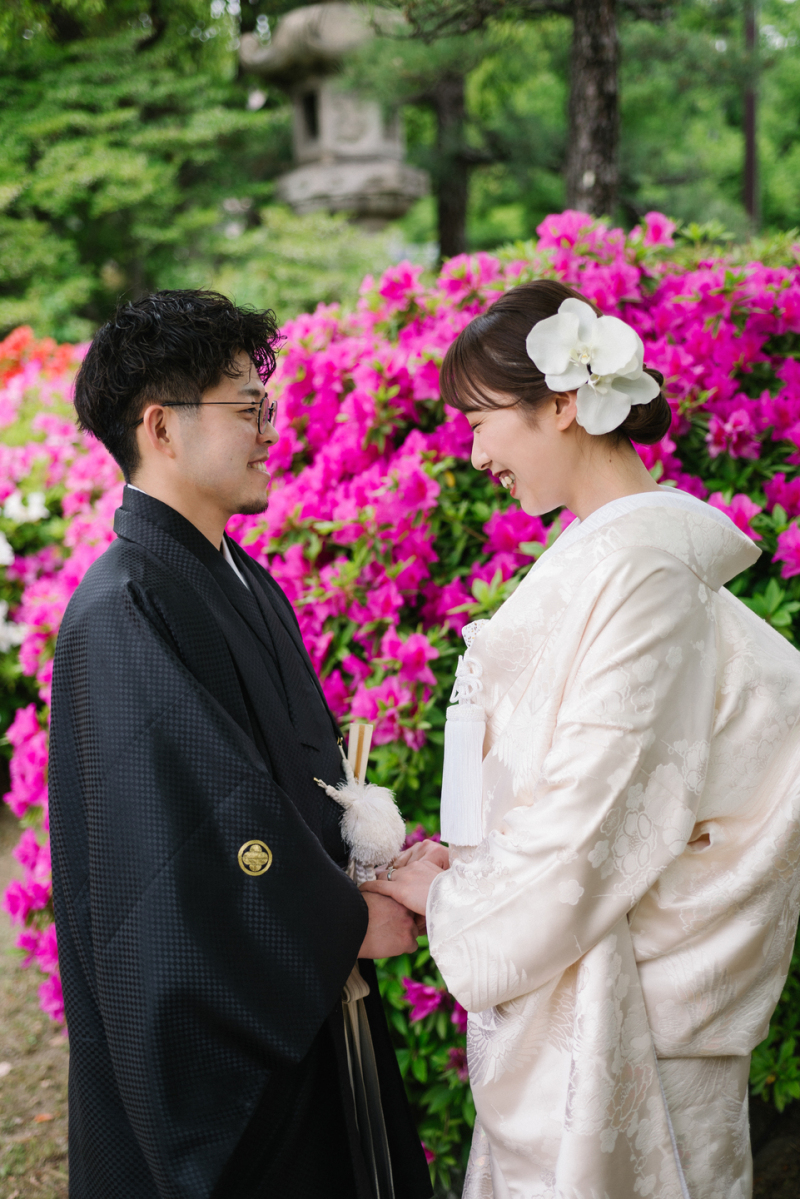 躑躅をバックに笑顔のお二人