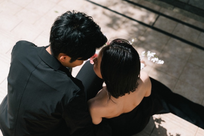 はにかみながら