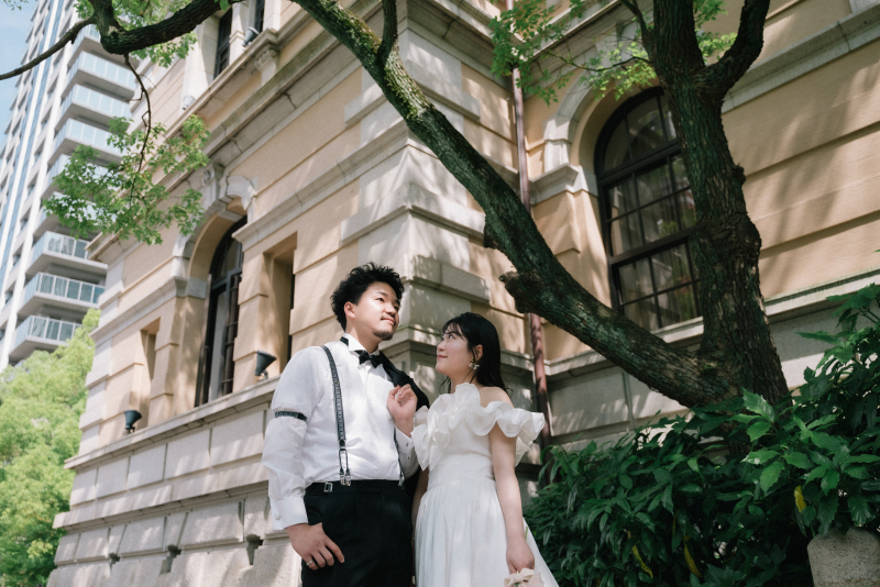 洋館な建物を背景に♪