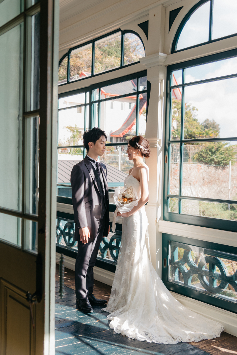 自然光に映えるお二人