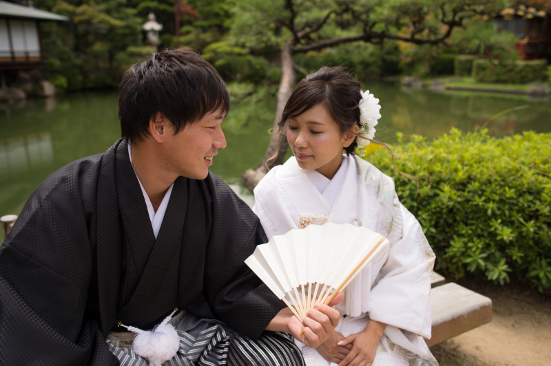 ご新婦様を扇ぐご新郎様