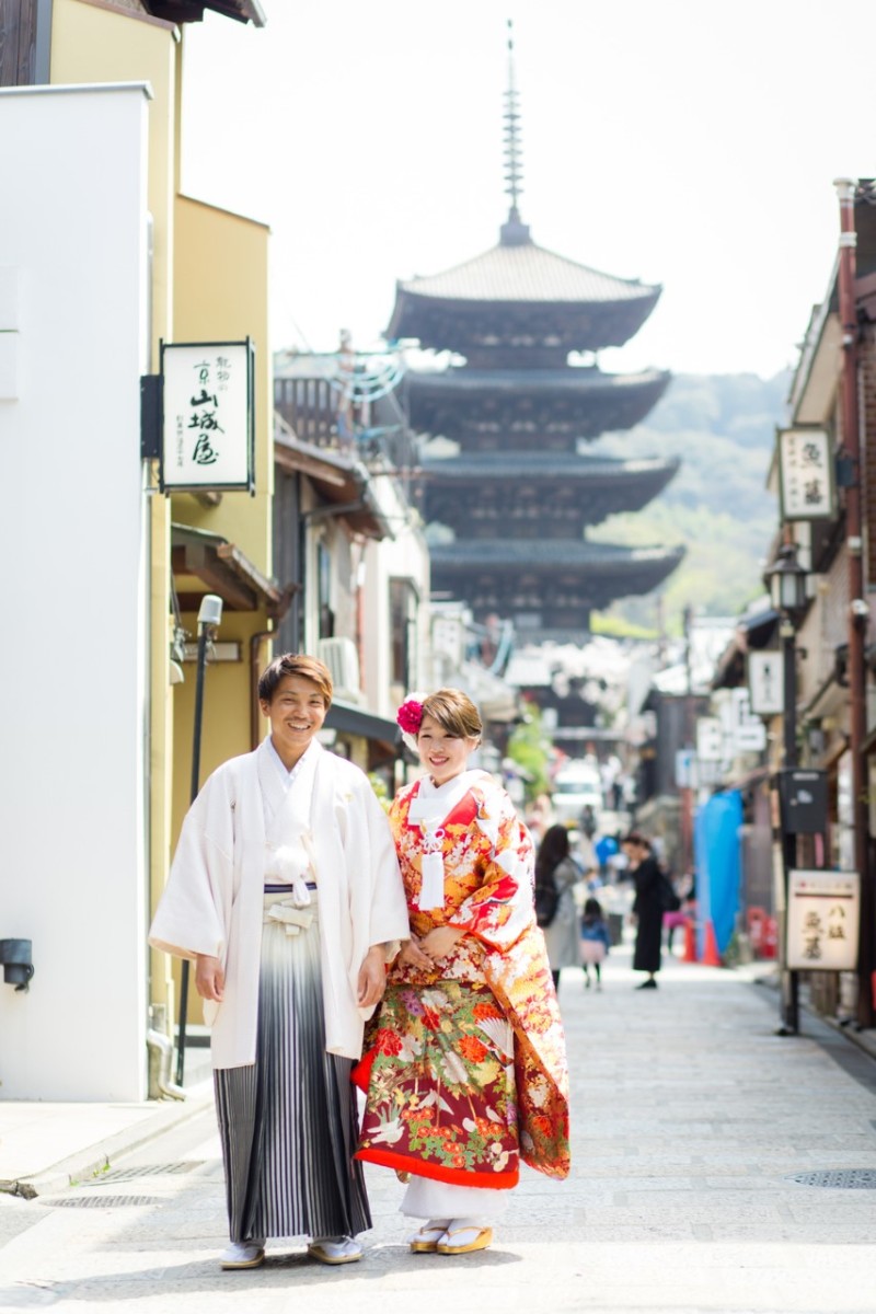八坂の塔を背景に