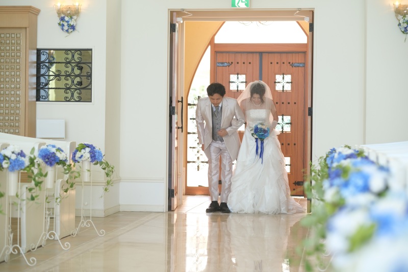 白とブルーのチャペル