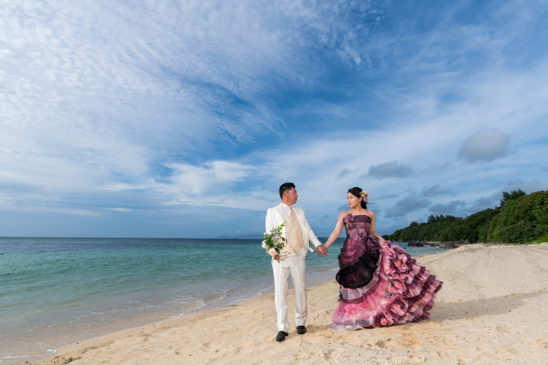 情熱的な衣装は、沖縄のビーチが似合います