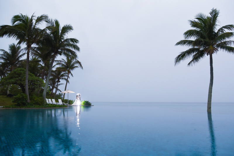 雨のインフィニティプールでドラマチックに