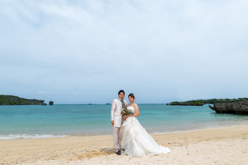 万座毛をバックに