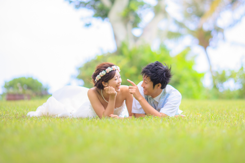 緑の芝生でカジュアルに