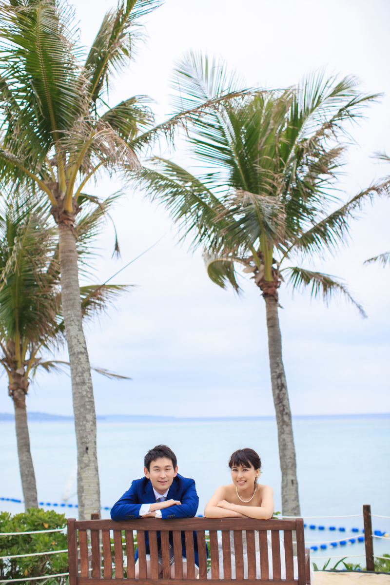 海バックに並んで