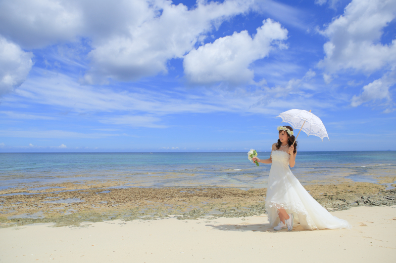 白いパラソルとスニーカー