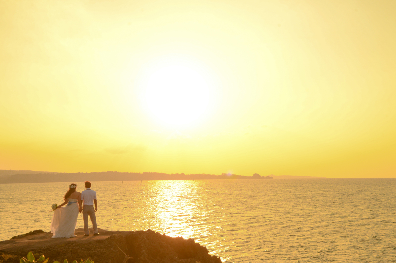 オレンジに輝くサンセットとふたりのシルエット