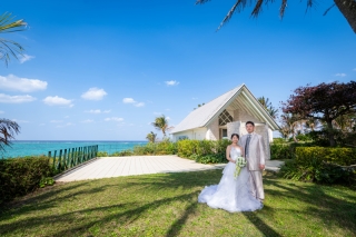 【チャペル＆ビーチ】沖縄らしいロケーションで