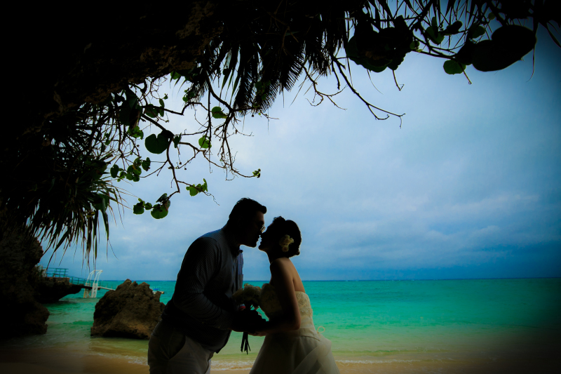 海をバックにオシャレなショット