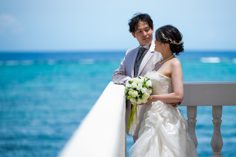 テラスで海をバックに