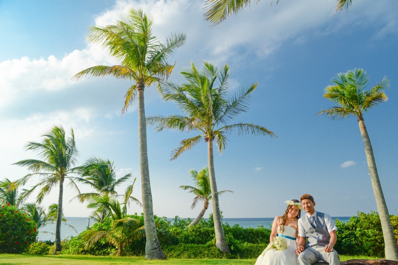 ヤシの木と海をバックにガーデンフォト