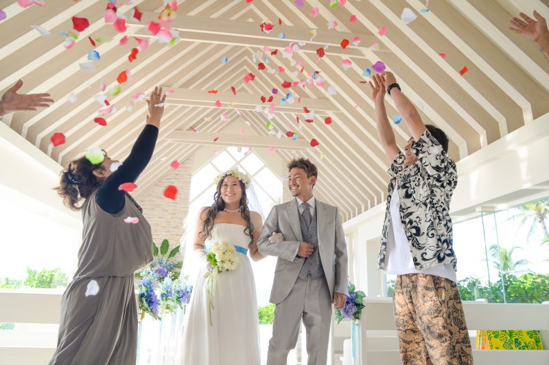 チャペルで幸せのフラワーシャワー