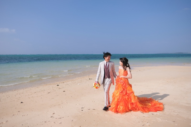 オレンジのカラードレス