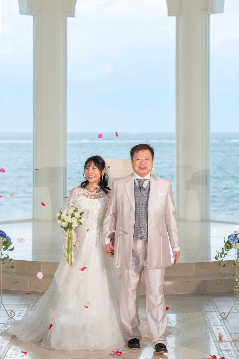 フラワーシャワーで退場