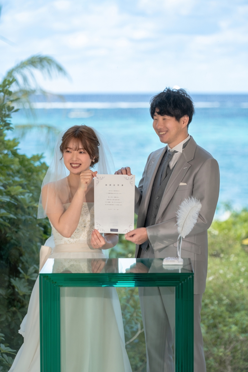 結婚証明書へのサイン