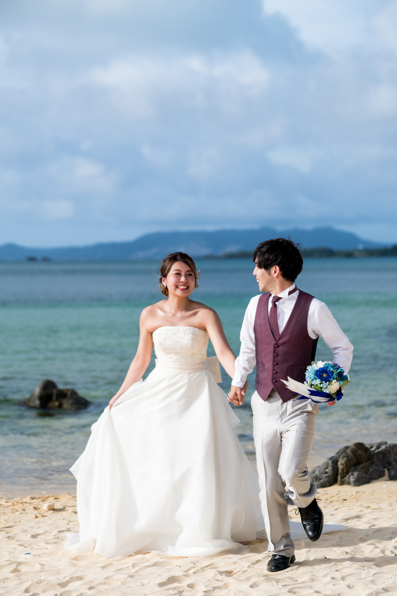 彼が彼女を手を引いて