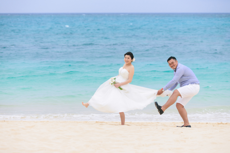 ドレスとカジュアルシャツで