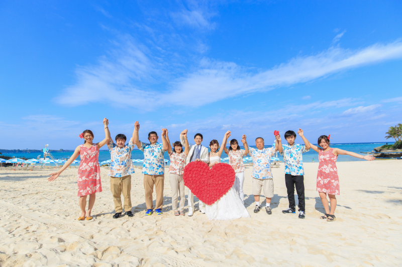 ゲストも一緒にムーンビーチでチャペルフォト