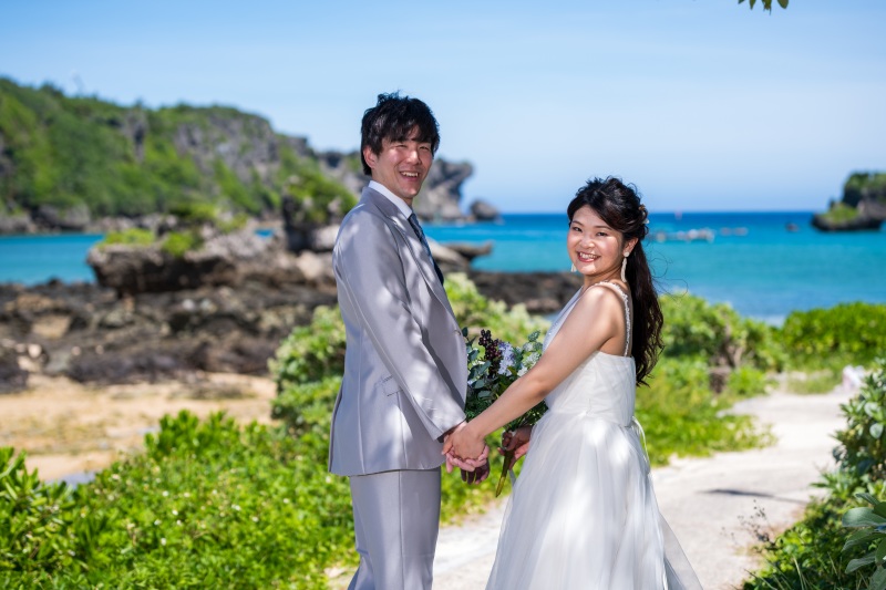 振りかえって笑顔