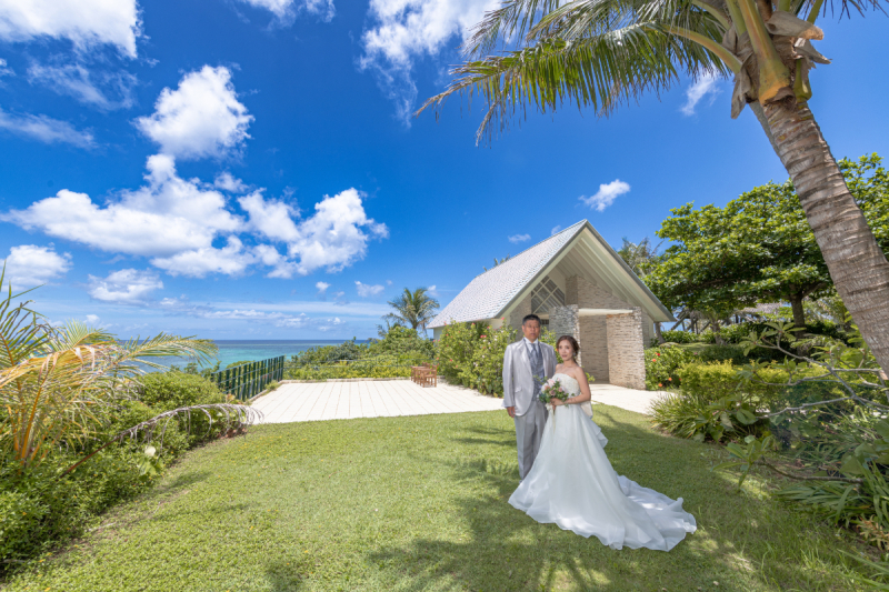 チャペルを背景に美しいワンッ